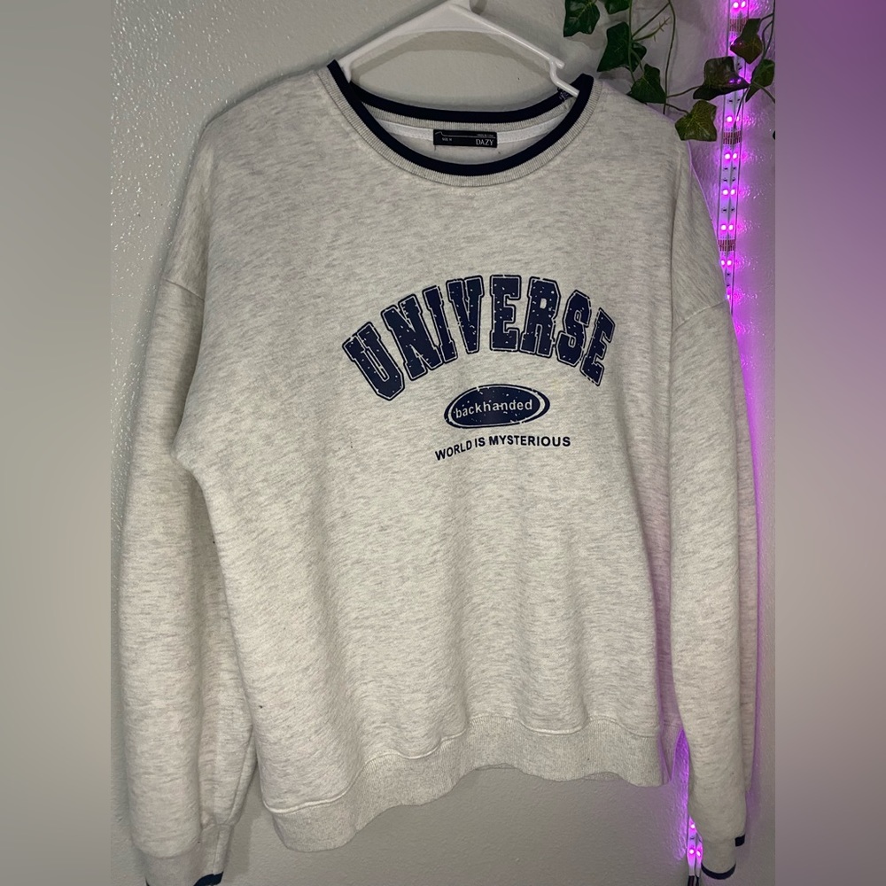 Shein/Dazy Trendy White Crewneck Sweatshirt with Eye-Catching Graphic